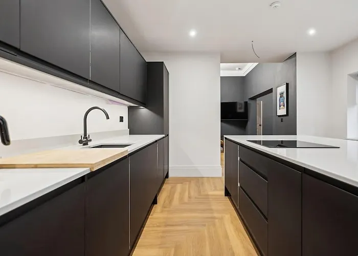 בית נופש Spacious 5 Bedroom With 3 Bathrooms And Private Parking