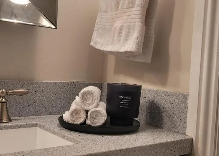 Stylish, Modern 3 Bedroom House, Free Parking X 2 Holiday home *