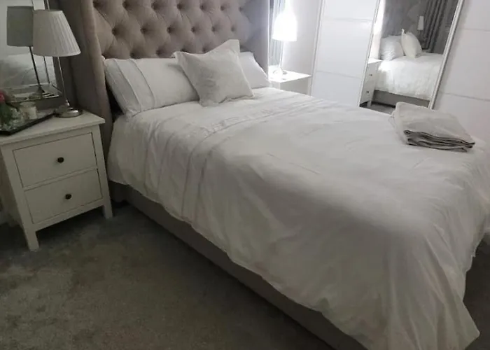 Stylish, Modern 3 Bedroom House, Free Parking X 2 Holiday home Glasgow