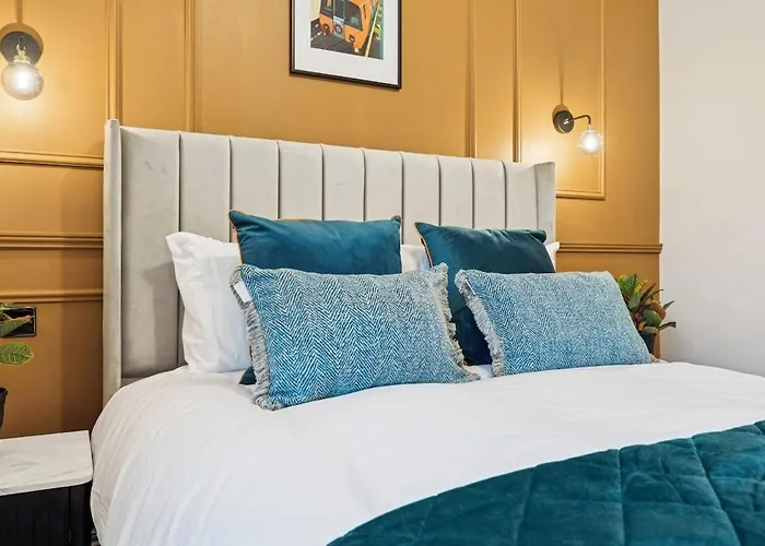 Dom wakacyjny Spacious 5 Bedroom With 3 Bathrooms And Private Parking