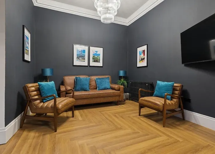 Spacious 5 Bedroom With 3 Bathrooms And Private Parking גלאזגו