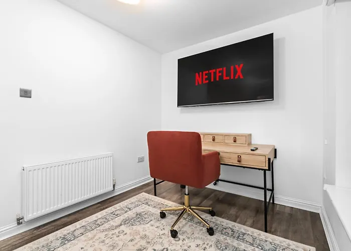 Urban Elegance - Spacious 5-bed In Feriehus