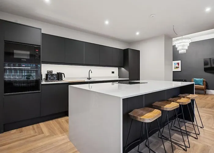 Dom wakacyjny Spacious 5 Bedroom With 3 Bathrooms And Private Parking