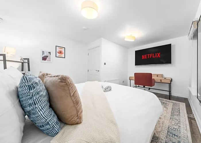 Urban Elegance - Spacious 5-bed In