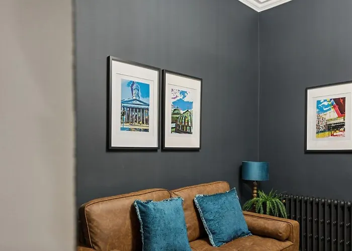 Spacious 5 Bedroom With 3 Bathrooms And Private Parking