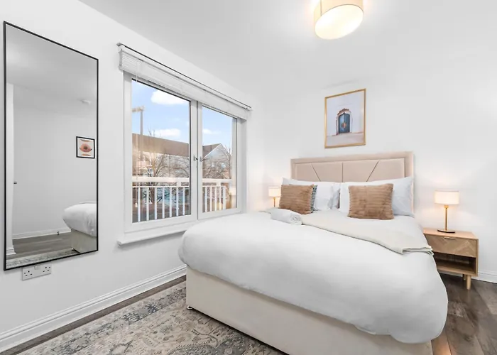 Urban Elegance - Spacious 5-bed In *