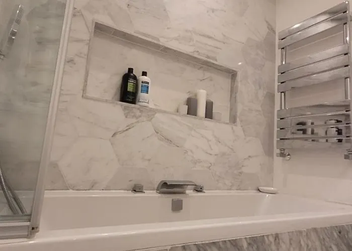 別荘 Stylish, Modern 3 Bedroom House, Free Parking X 2 *