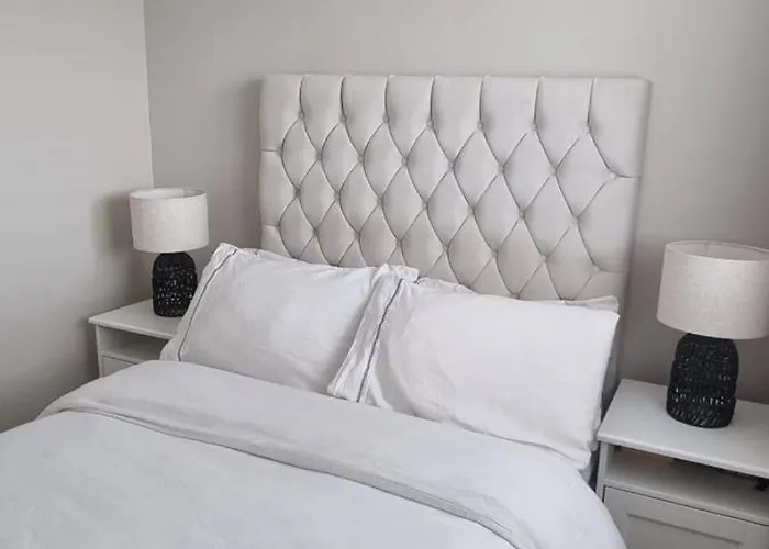 Holiday home Stylish, Modern 3 Bedroom House, Free Parking X 2