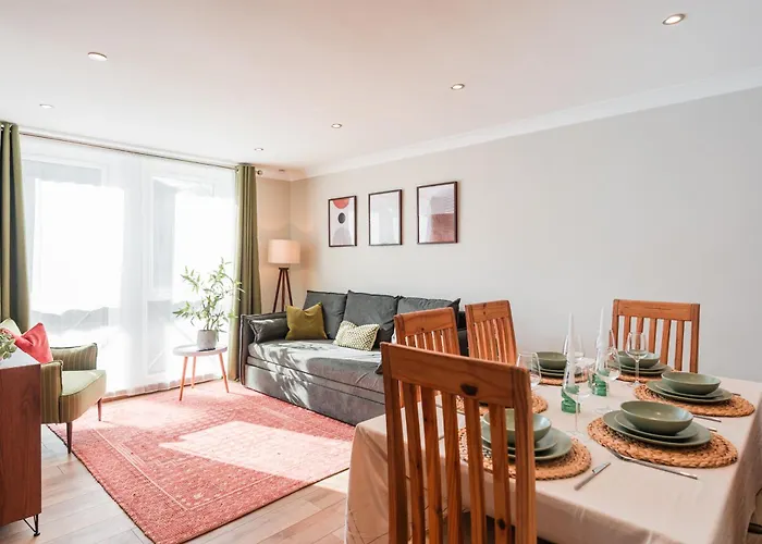 Henderson House - West End 3 Bedroom Family 別荘