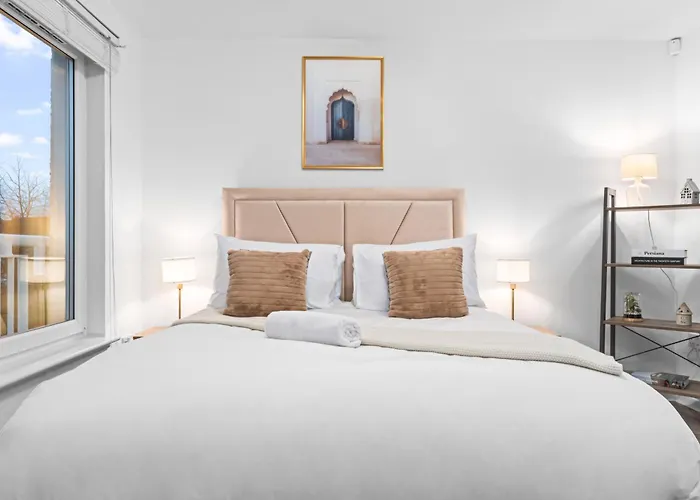 Urban Elegance - Spacious 5-bed In Feriehus *