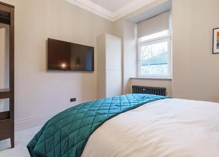 Spacious 5 Bedroom With 3 Bathrooms And Private Parking * Glasgow