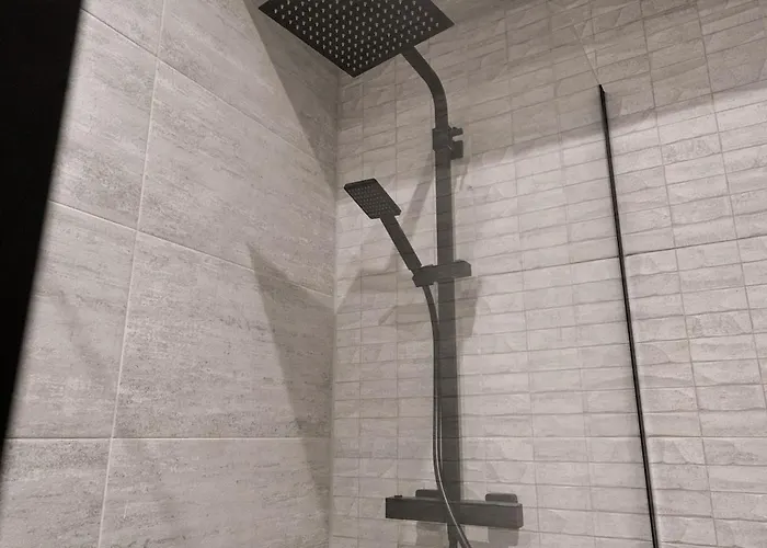 בית נופש Spacious 5 Bedroom With 3 Bathrooms And Private Parking גלאזגו