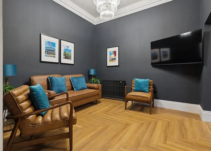 Spacious 5 Bedroom With 3 Bathrooms And Private Parking Dom wakacyjny *