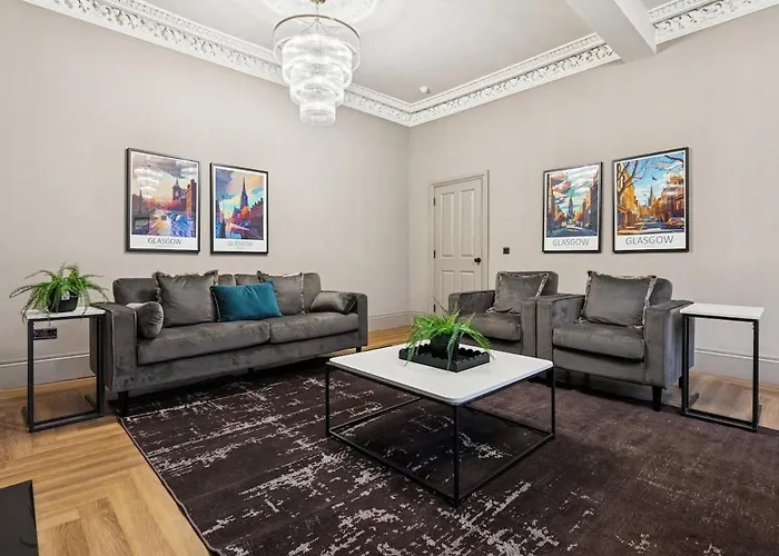 Spacious 5 Bedroom With 3 Bathrooms And Private Parking *