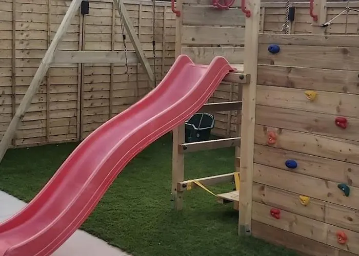 Holiday home Stylish, Modern 3 Bedroom House, Free Parking X 2 *