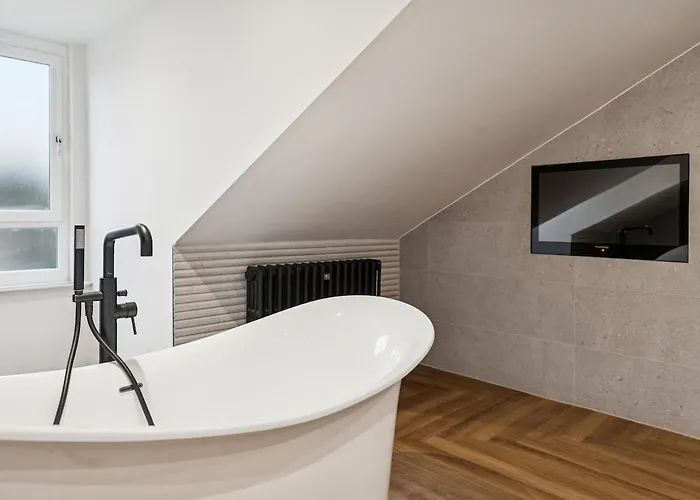 Spacious 5 Bedroom With 3 Bathrooms And Private Parking *