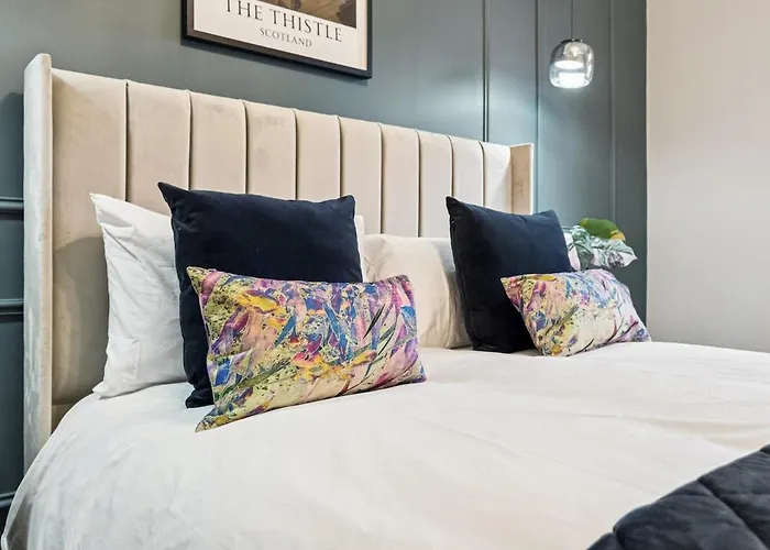 Spacious 5 Bedroom With 3 Bathrooms And Private Parking בית נופש