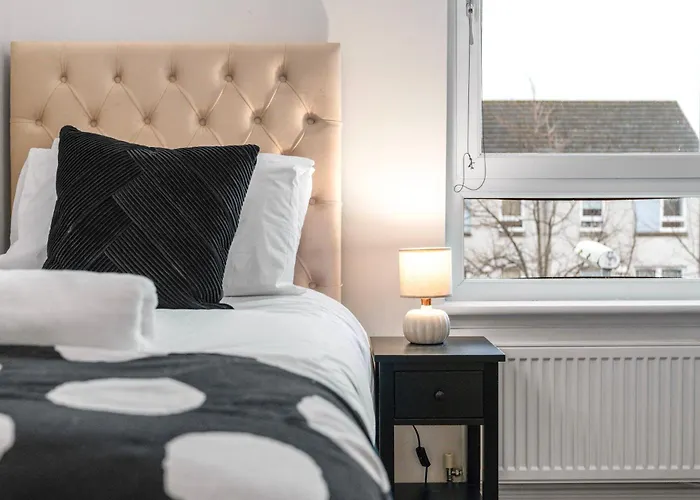 Urban Elegance - Spacious 5-bed In Feriehus *