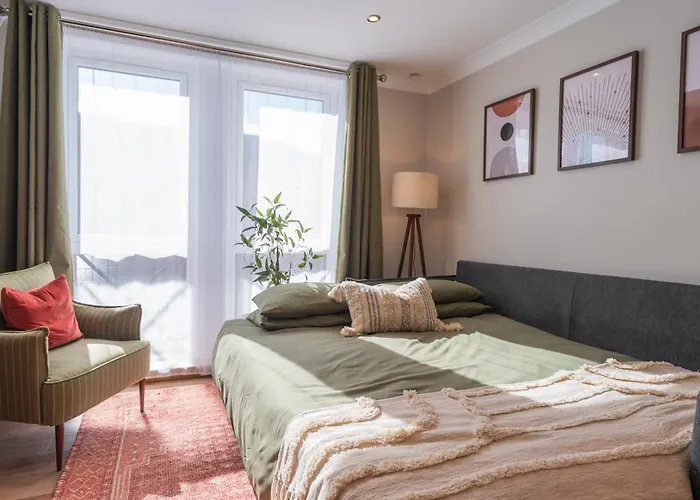 בית נופש Henderson House - West End 3 Bedroom Family