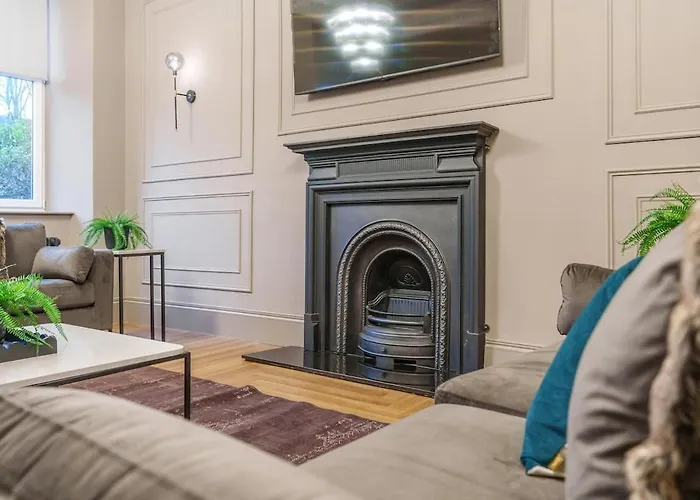 בית נופש Spacious 5 Bedroom With 3 Bathrooms And Private Parking *