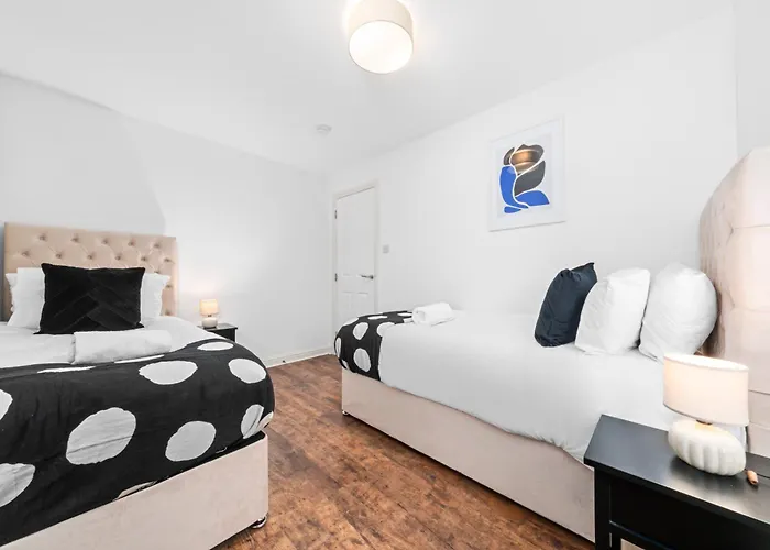 Urban Elegance - Spacious 5-bed In 別荘