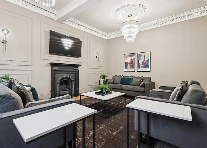 Spacious 5 Bedroom With 3 Bathrooms And Private Parking Dom wakacyjny *