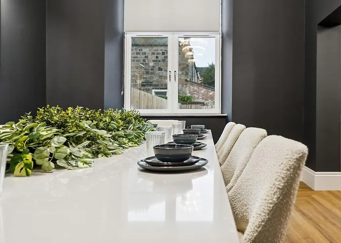 בית נופש Spacious 5 Bedroom With 3 Bathrooms And Private Parking *