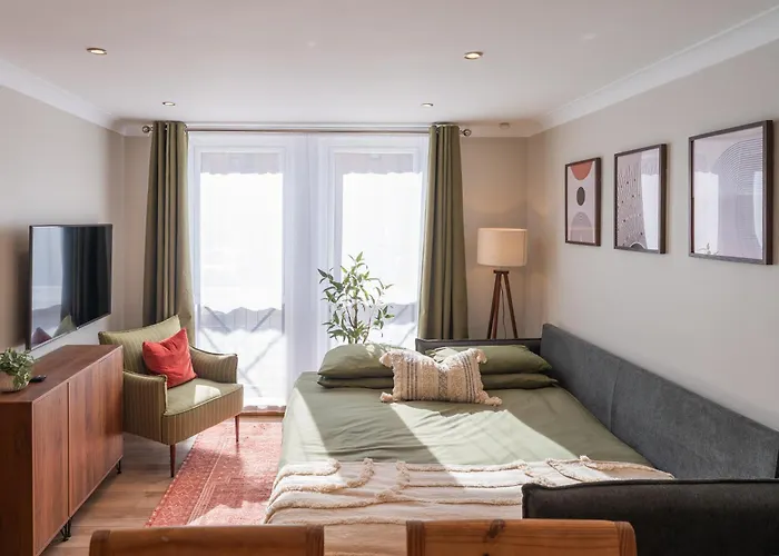 Henderson House - West End 3 Bedroom Family