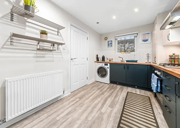 Urban Elegance - Spacious 5-bed In Feriehus *