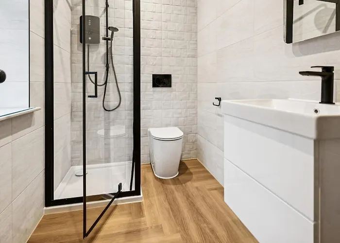 Dom wakacyjny Spacious 5 Bedroom With 3 Bathrooms And Private Parking