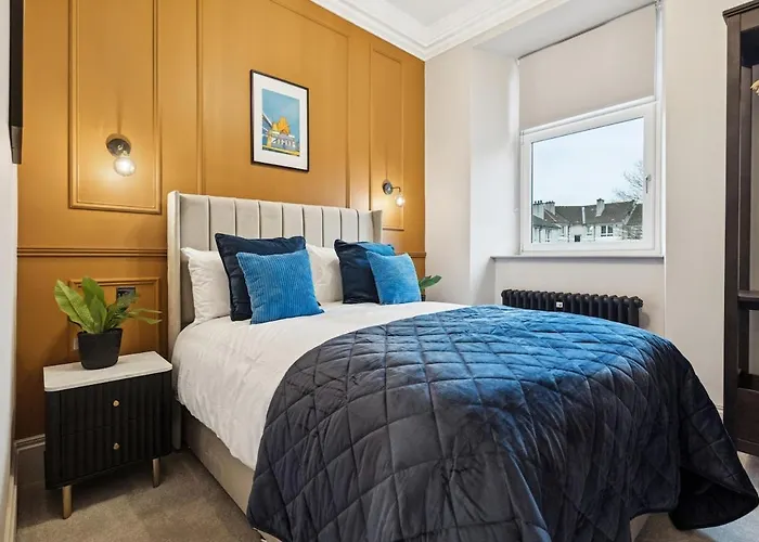 Spacious 5 Bedroom With 3 Bathrooms And Private Parking *