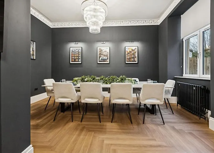 Spacious 5 Bedroom With 3 Bathrooms And Private Parking גלאזגו