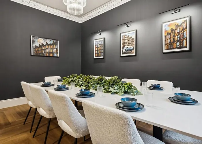 Spacious 5 Bedroom With 3 Bathrooms And Private Parking Dom wakacyjny *