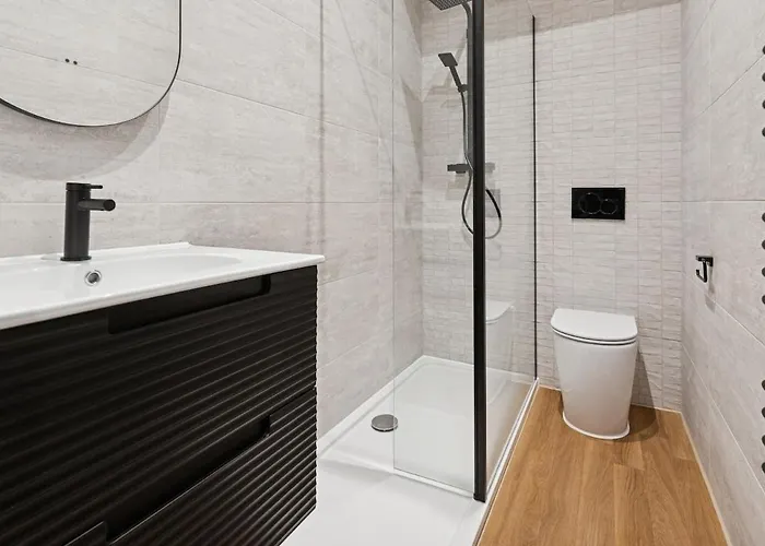 Spacious 5 Bedroom With 3 Bathrooms And Private Parking בית נופש גלאזגו