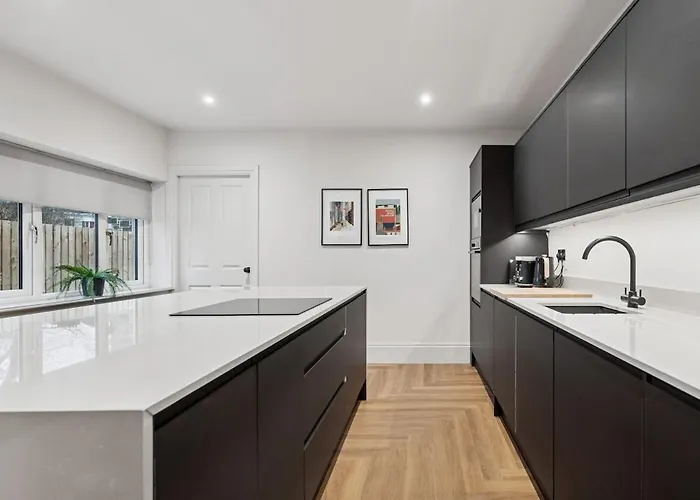 בית נופש Spacious 5 Bedroom With 3 Bathrooms And Private Parking *