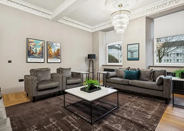 Dom wakacyjny Spacious 5 Bedroom With 3 Bathrooms And Private Parking *