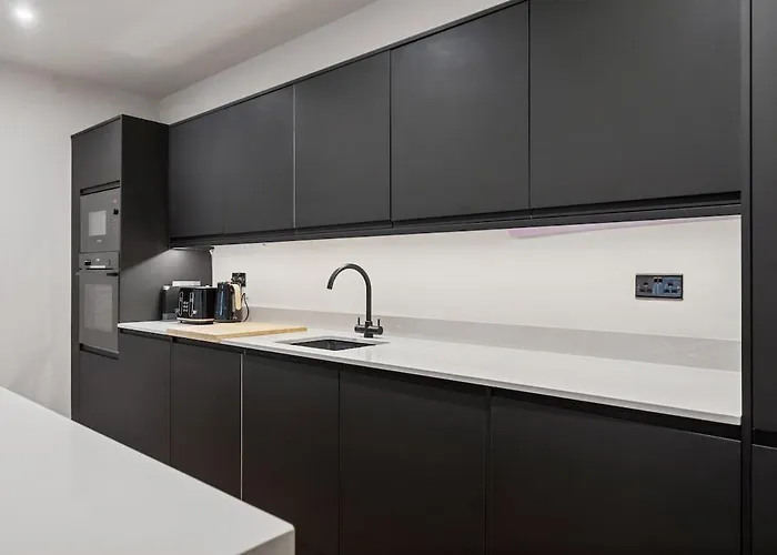 Spacious 5 Bedroom With 3 Bathrooms And Private Parking Dom wakacyjny *