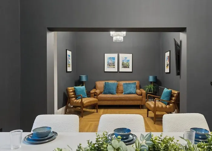 Spacious 5 Bedroom With 3 Bathrooms And Private Parking *