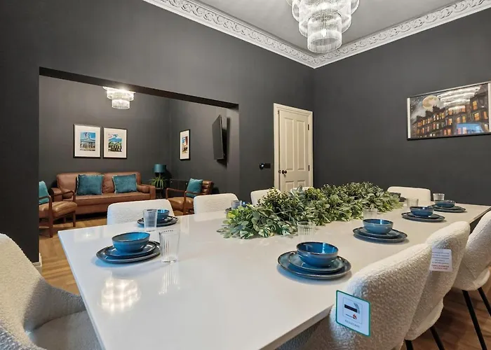 בית נופש Spacious 5 Bedroom With 3 Bathrooms And Private Parking *