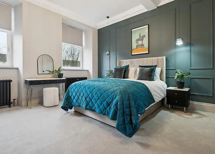 Spacious 5 Bedroom With 3 Bathrooms And Private Parking