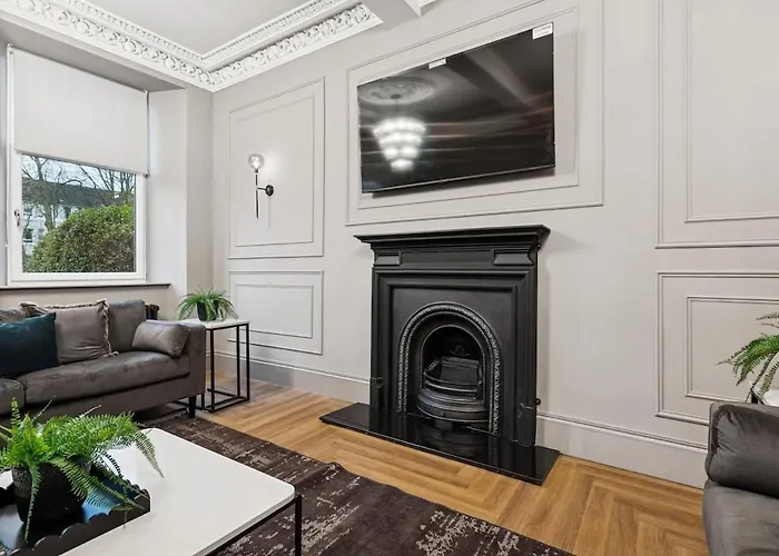 Spacious 5 Bedroom With 3 Bathrooms And Private Parking בית נופש *