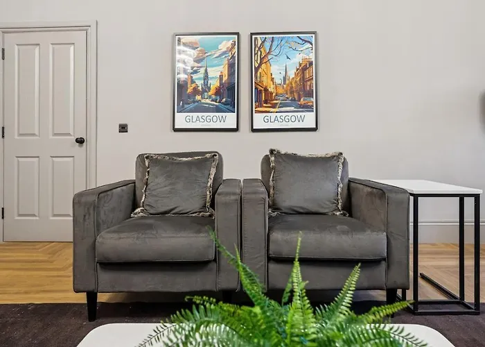 Spacious 5 Bedroom With 3 Bathrooms And Private Parking בית נופש