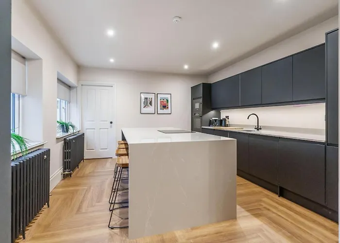 Spacious 5 Bedroom With 3 Bathrooms And Private Parking Dom wakacyjny