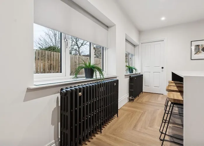 Dom wakacyjny Spacious 5 Bedroom With 3 Bathrooms And Private Parking