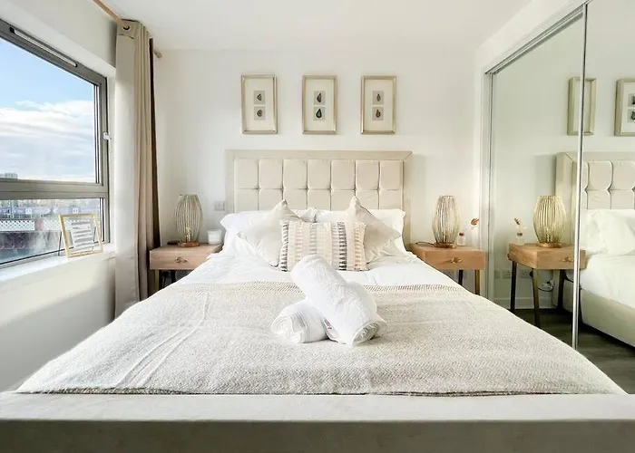 Stunning River View Centre *