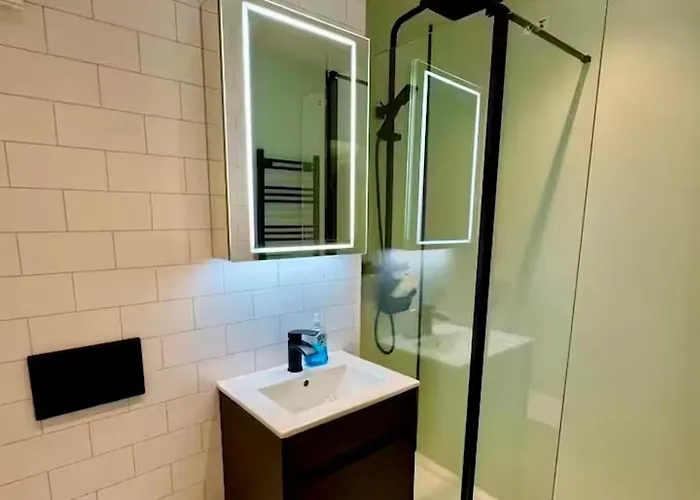 Warm Upgraded Top-floor Flat In Finnieston アパート