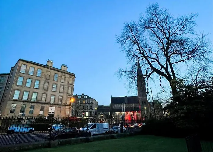 Heart Of West End Apartment, *