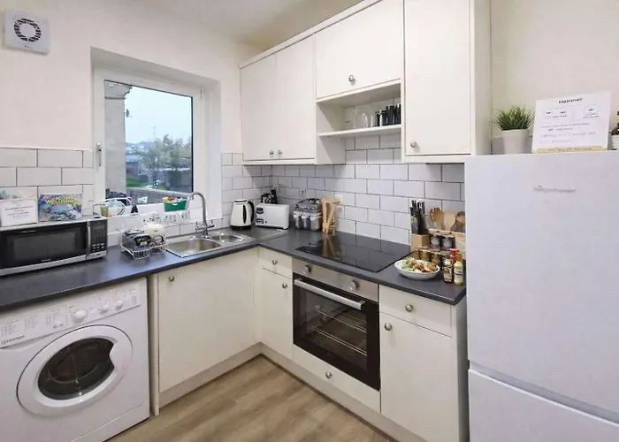 West End With Fast Wifi - Walk To Subway