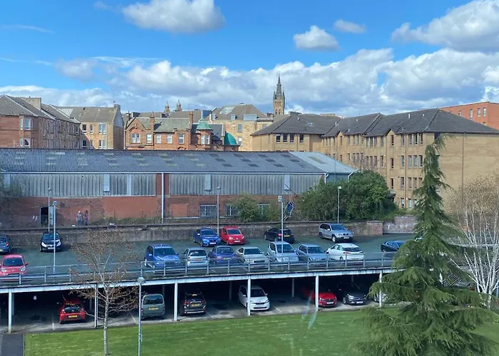 Modern 2 Bedroom Flat With Private Parking Apartment *