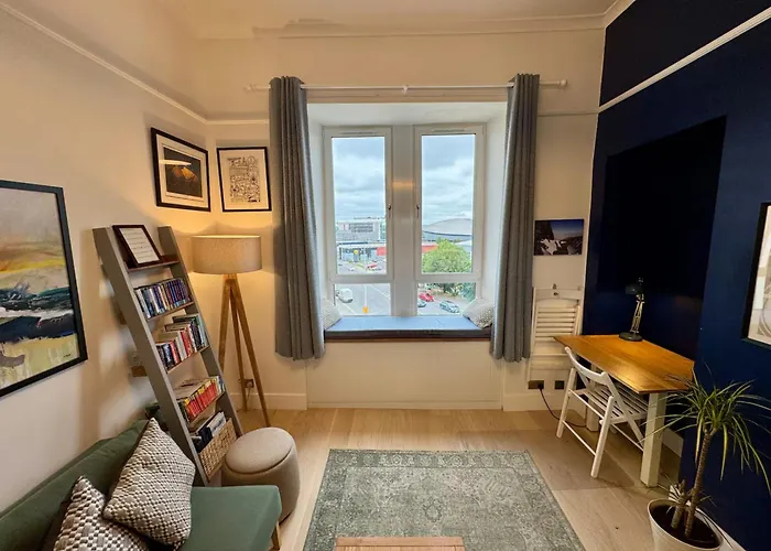 アパート Warm Upgraded Top-floor Flat In Finnieston グラスゴー